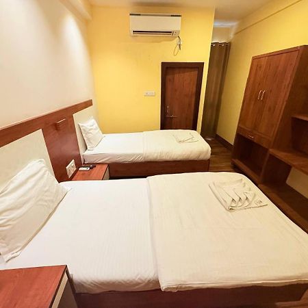 Shivam Hotel Varanasi - Near Kashi Vishwanath Temple With Parking And Lift エクステリア 写真