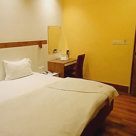 Shivam Hotel Varanasi - Near Kashi Vishwanath Temple With Parking And Lift エクステリア 写真