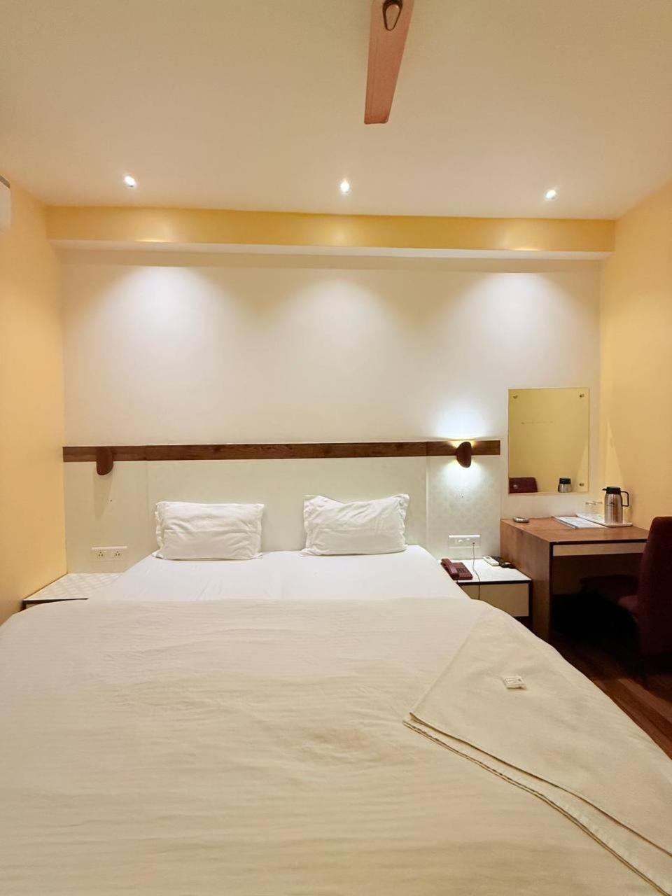 Shivam Hotel Varanasi - Near Kashi Vishwanath Temple With Parking And Lift エクステリア 写真