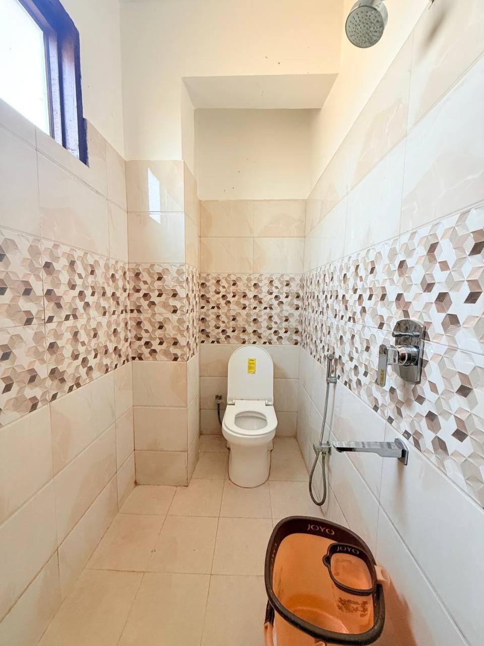 Shivam Hotel Varanasi - Near Kashi Vishwanath Temple With Parking And Lift エクステリア 写真