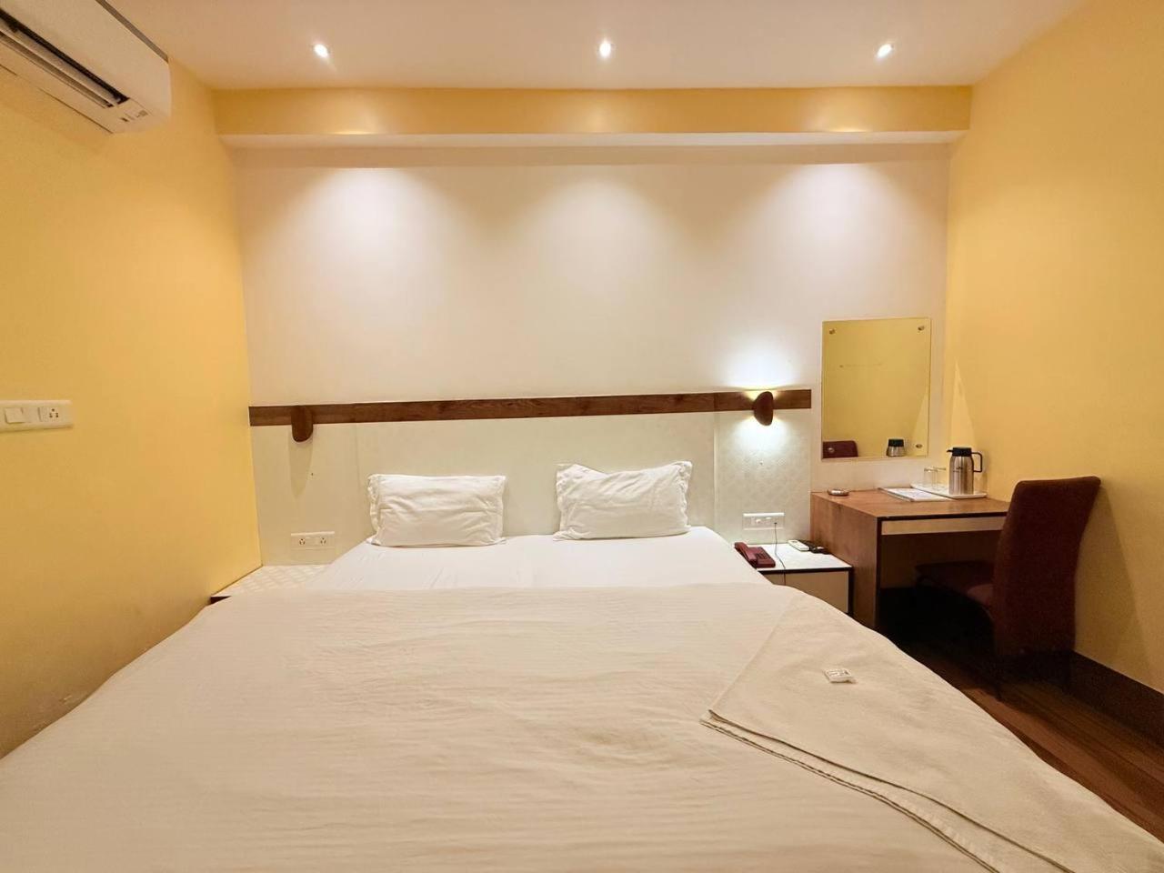 Shivam Hotel Varanasi - Near Kashi Vishwanath Temple With Parking And Lift エクステリア 写真