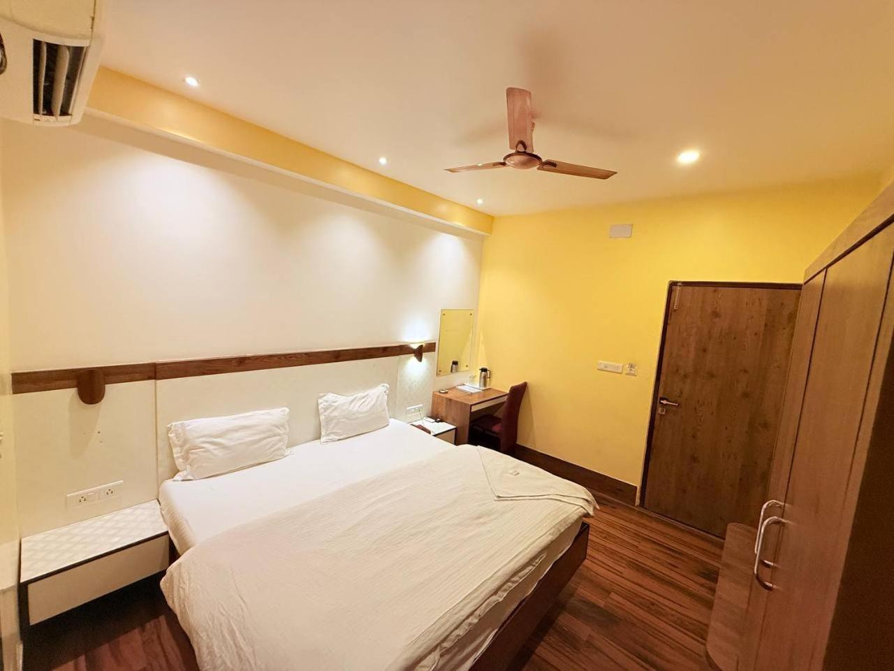 Shivam Hotel Varanasi - Near Kashi Vishwanath Temple With Parking And Lift エクステリア 写真