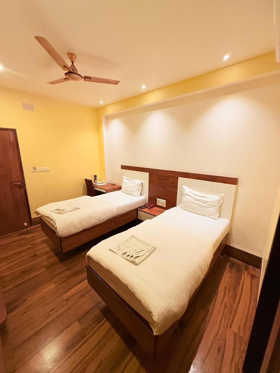 Shivam Hotel Varanasi - Near Kashi Vishwanath Temple With Parking And Lift エクステリア 写真