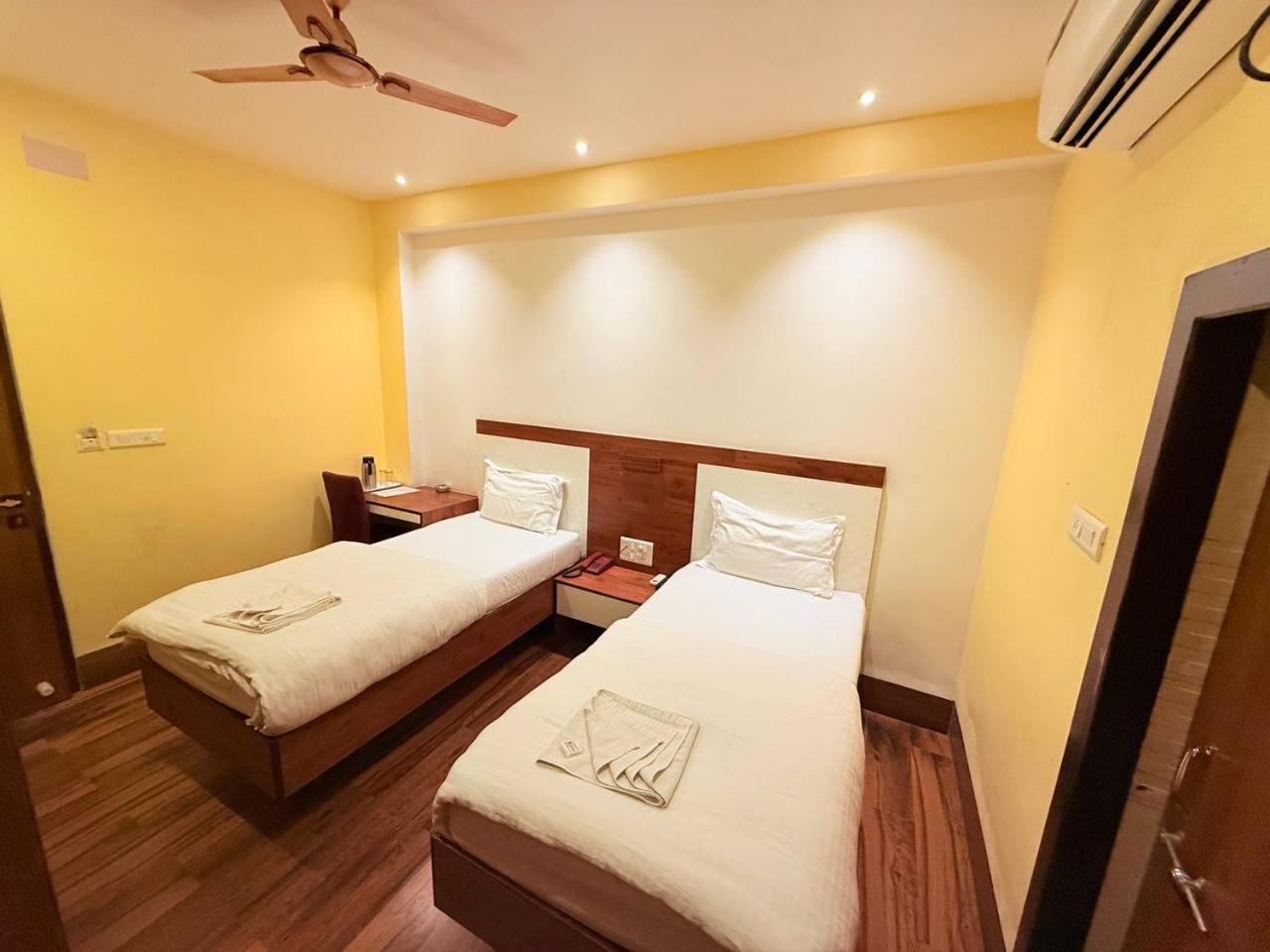 Shivam Hotel Varanasi - Near Kashi Vishwanath Temple With Parking And Lift エクステリア 写真