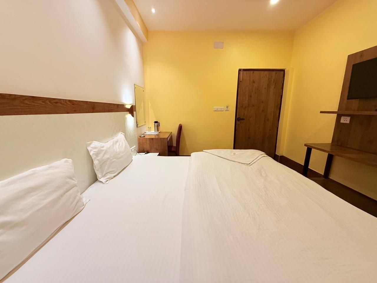 Shivam Hotel Varanasi - Near Kashi Vishwanath Temple With Parking And Lift エクステリア 写真