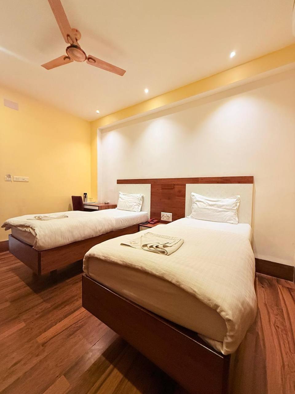 Shivam Hotel Varanasi - Near Kashi Vishwanath Temple With Parking And Lift エクステリア 写真