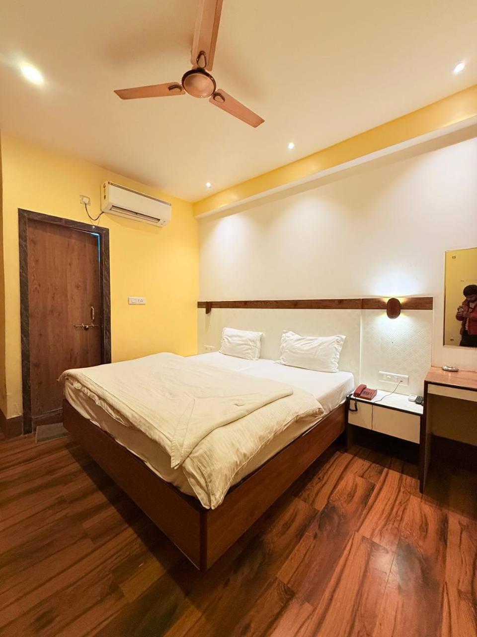 Shivam Hotel Varanasi - Near Kashi Vishwanath Temple With Parking And Lift エクステリア 写真