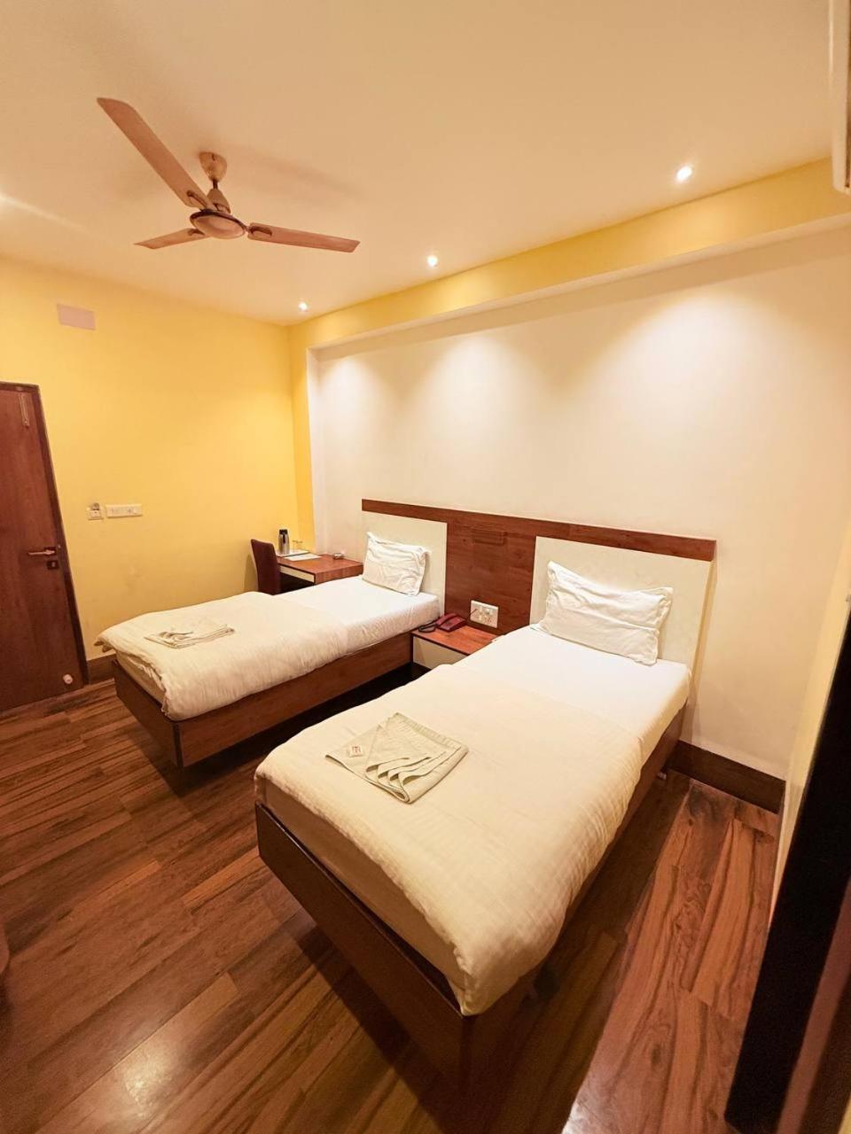 Shivam Hotel Varanasi - Near Kashi Vishwanath Temple With Parking And Lift エクステリア 写真