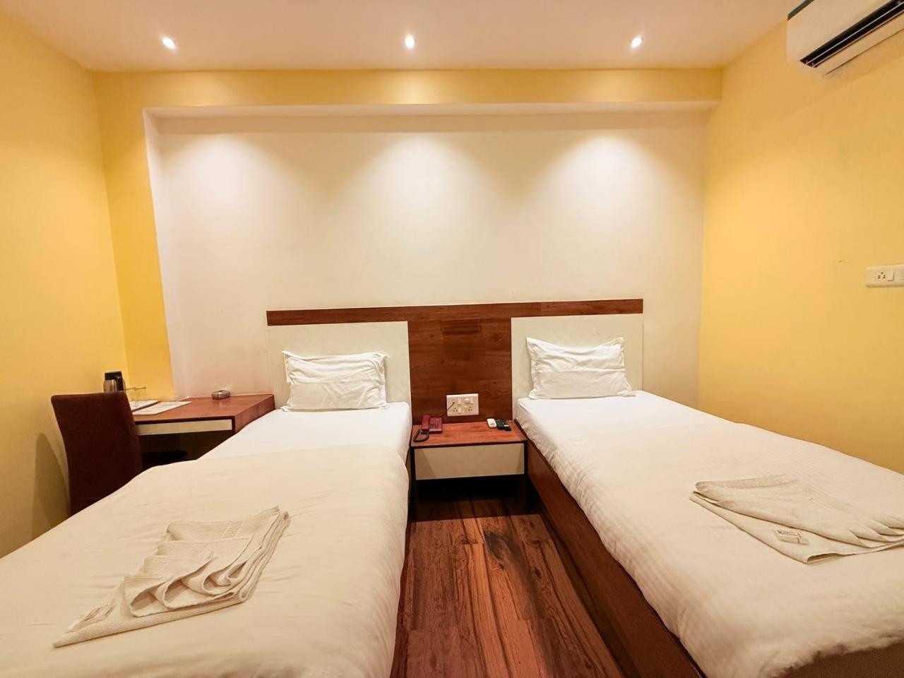 Shivam Hotel Varanasi - Near Kashi Vishwanath Temple With Parking And Lift エクステリア 写真