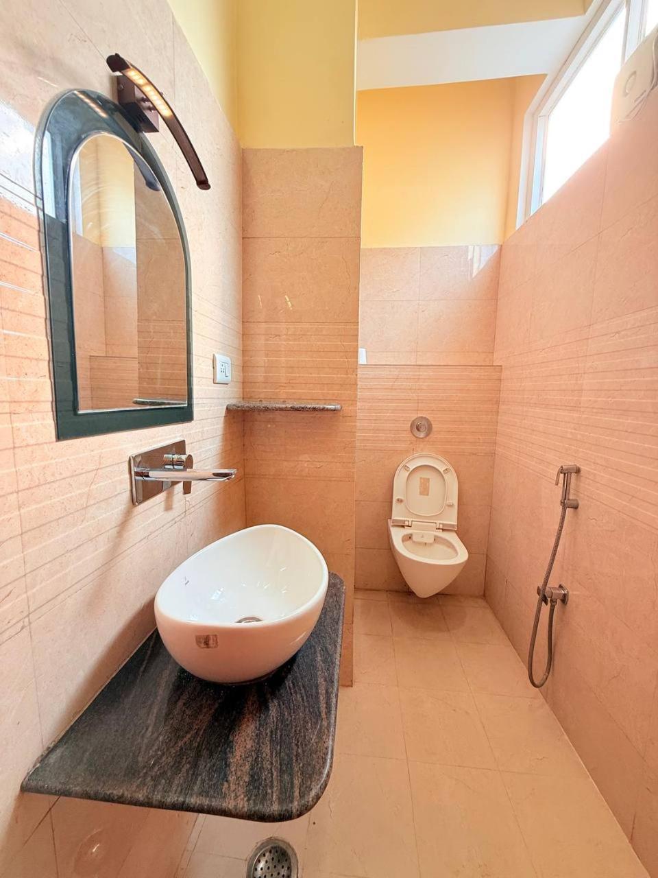 Shivam Hotel Varanasi - Near Kashi Vishwanath Temple With Parking And Lift エクステリア 写真