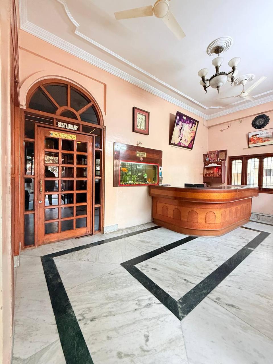 Shivam Hotel Varanasi - Near Kashi Vishwanath Temple With Parking And Lift エクステリア 写真