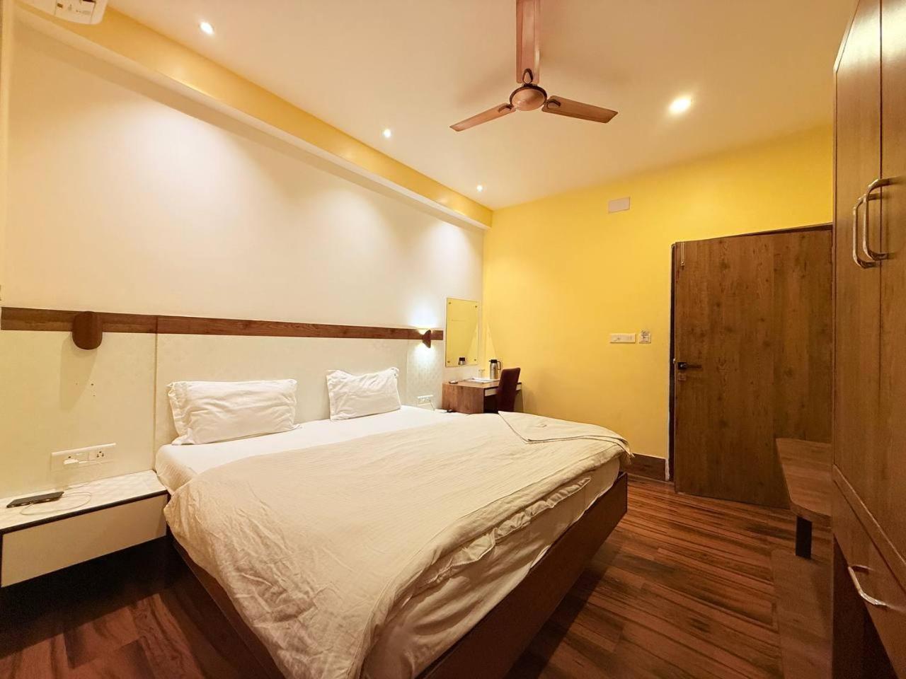 Shivam Hotel Varanasi - Near Kashi Vishwanath Temple With Parking And Lift エクステリア 写真