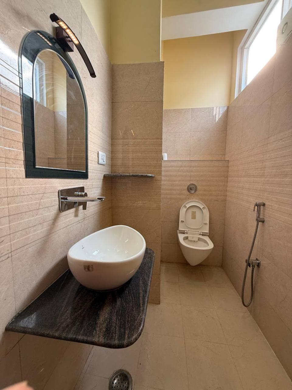 Shivam Hotel Varanasi - Near Kashi Vishwanath Temple With Parking And Lift エクステリア 写真