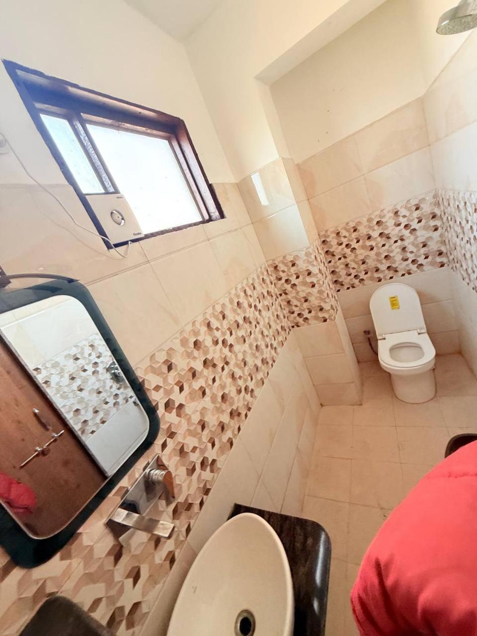 Shivam Hotel Varanasi - Near Kashi Vishwanath Temple With Parking And Lift エクステリア 写真