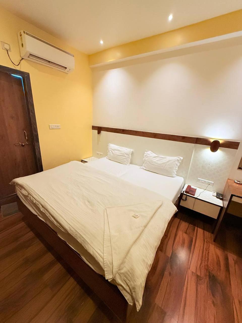 Shivam Hotel Varanasi - Near Kashi Vishwanath Temple With Parking And Lift エクステリア 写真