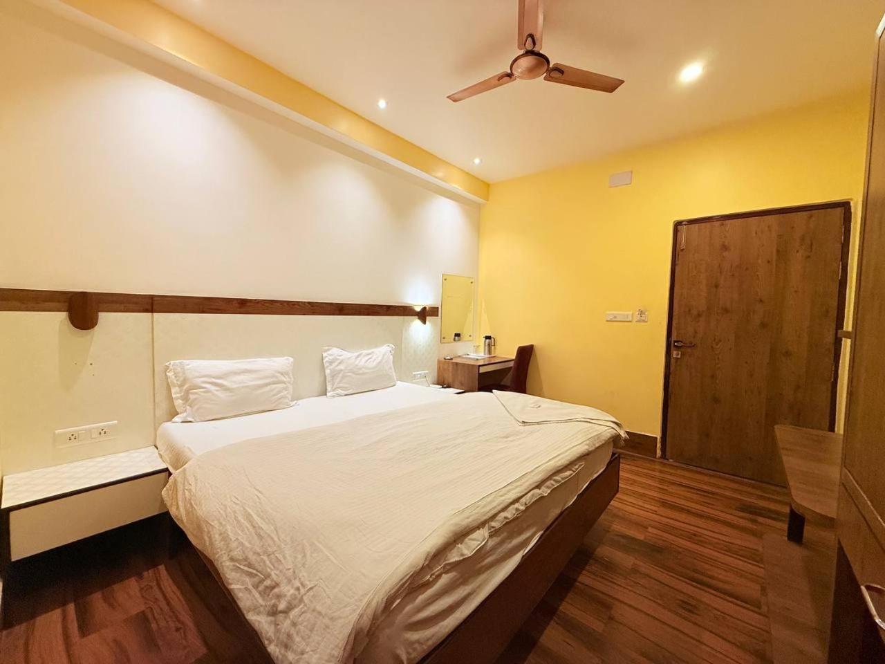 Shivam Hotel Varanasi - Near Kashi Vishwanath Temple With Parking And Lift エクステリア 写真