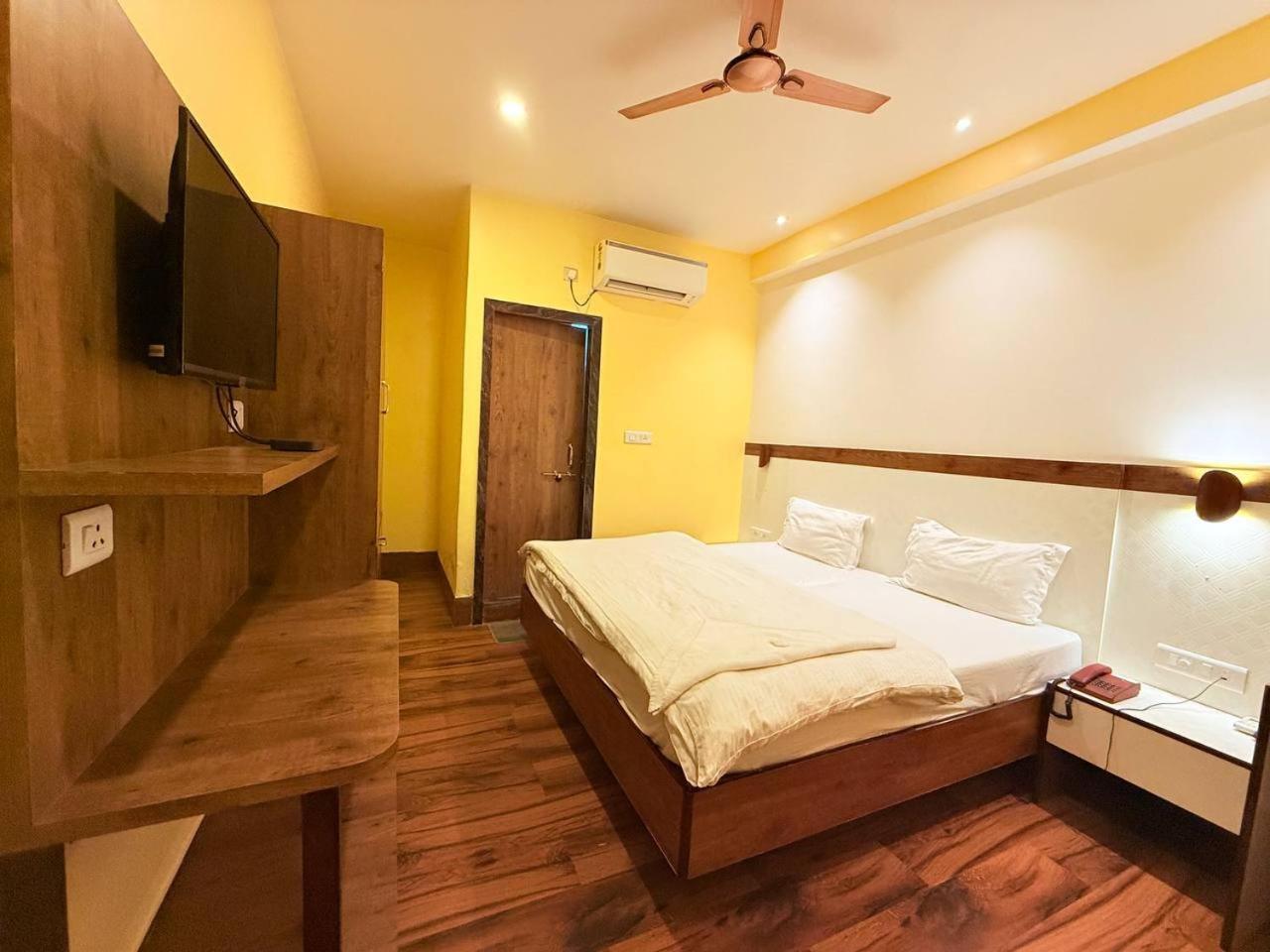 Shivam Hotel Varanasi - Near Kashi Vishwanath Temple With Parking And Lift エクステリア 写真