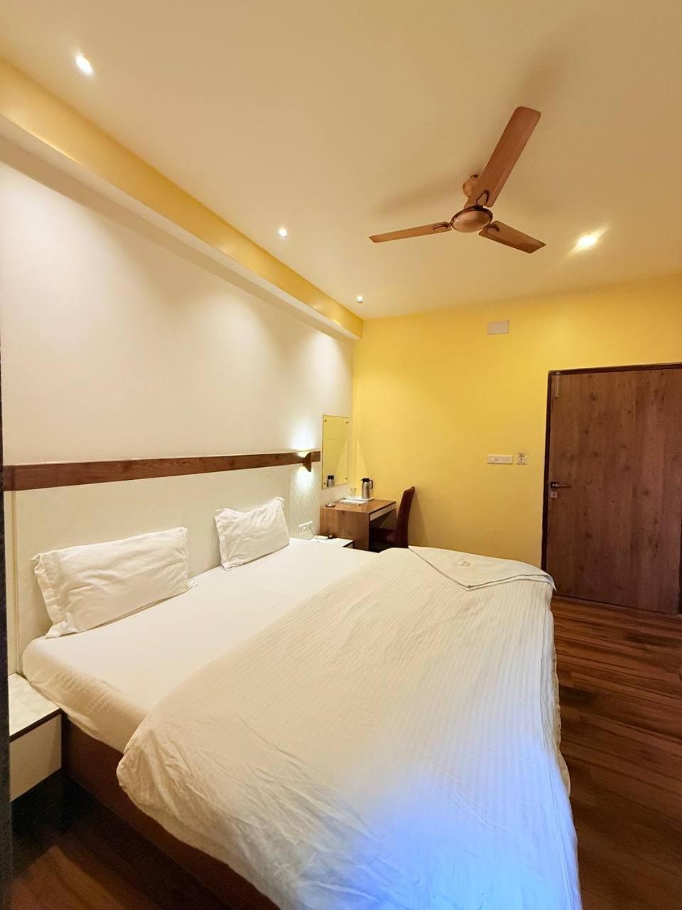 Shivam Hotel Varanasi - Near Kashi Vishwanath Temple With Parking And Lift エクステリア 写真