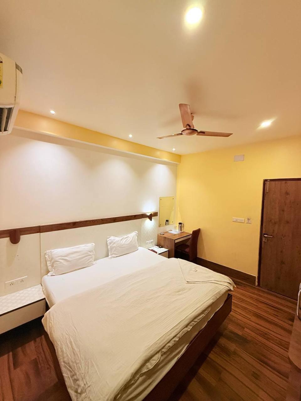 Shivam Hotel Varanasi - Near Kashi Vishwanath Temple With Parking And Lift エクステリア 写真