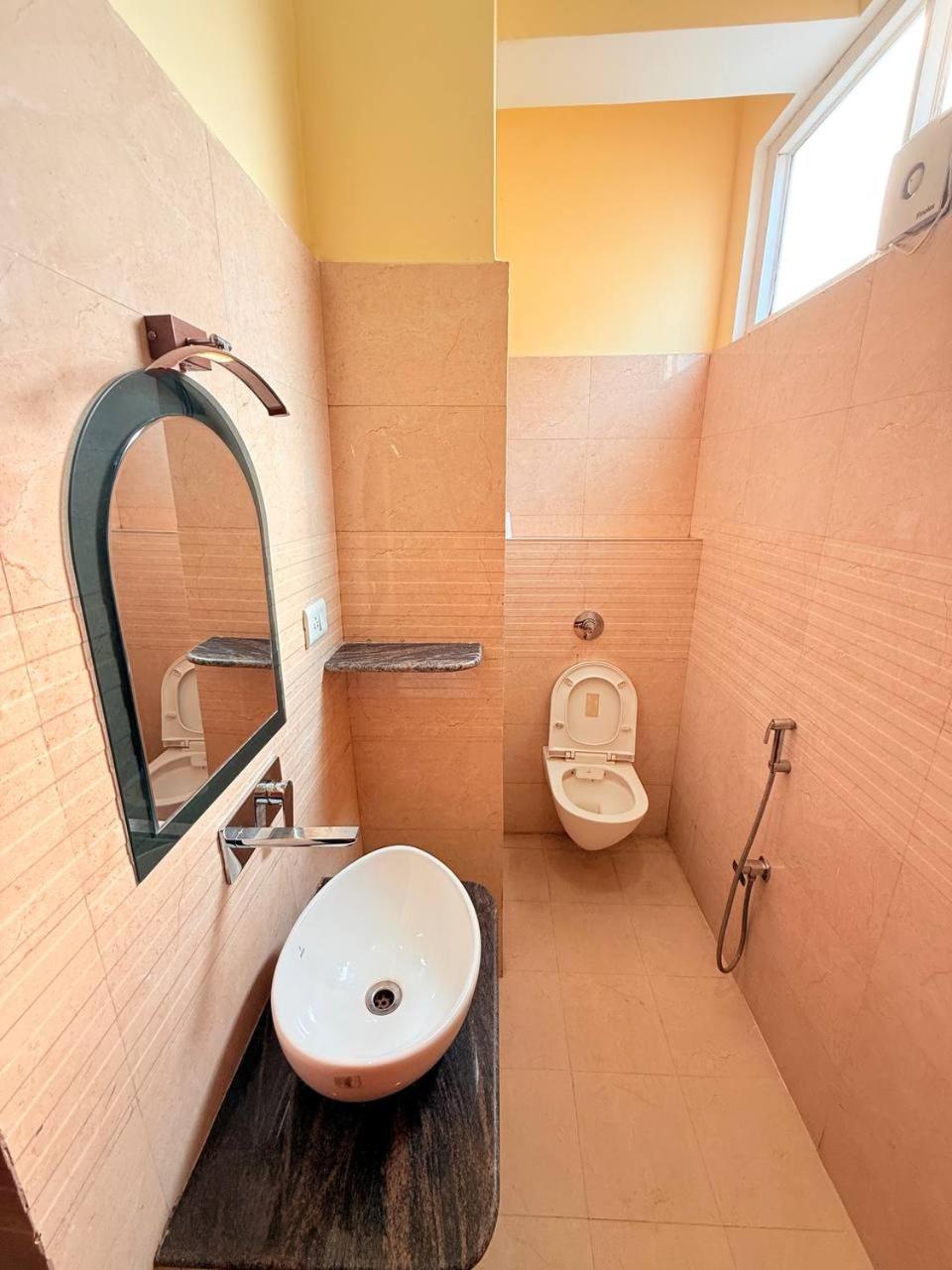 Shivam Hotel Varanasi - Near Kashi Vishwanath Temple With Parking And Lift エクステリア 写真