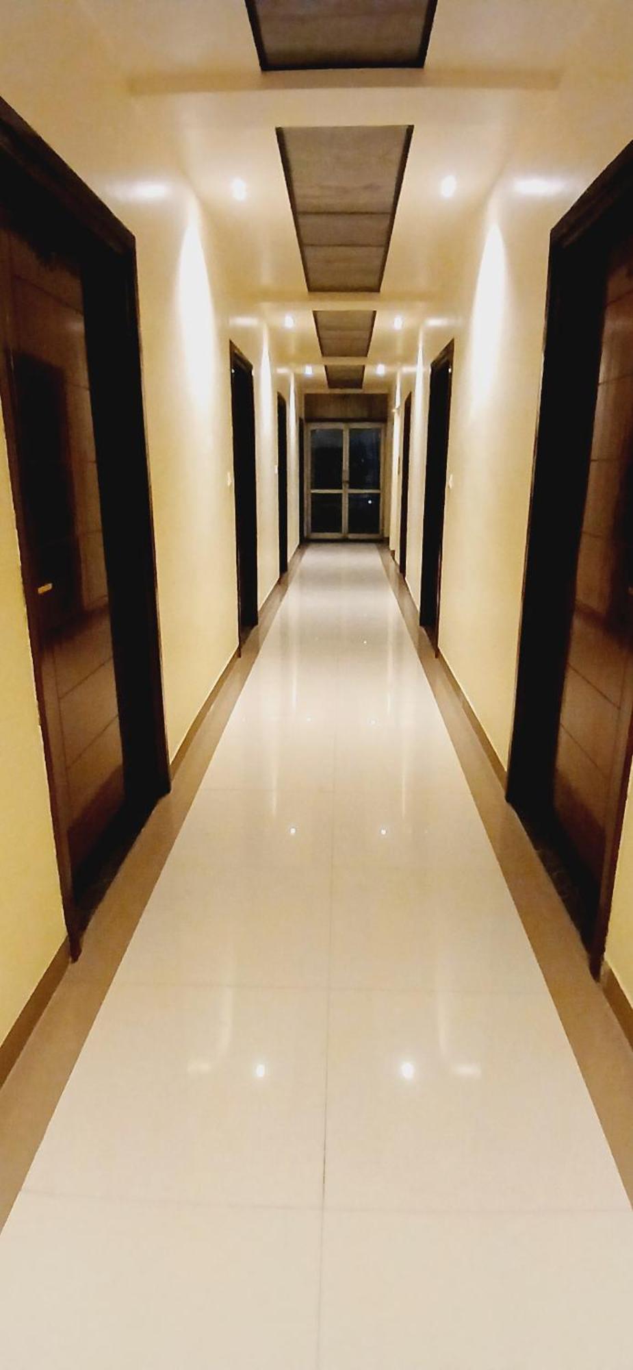 Shivam Hotel Varanasi - Near Kashi Vishwanath Temple With Parking And Lift エクステリア 写真