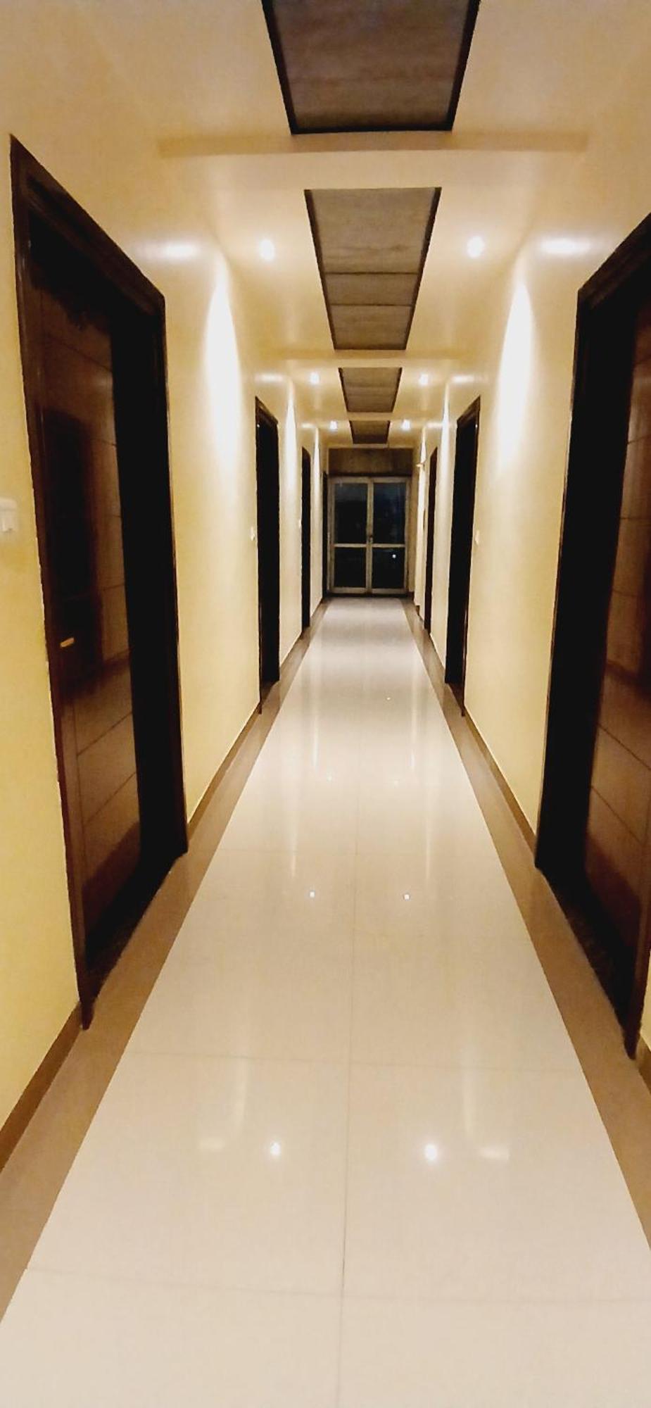 Shivam Hotel Varanasi - Near Kashi Vishwanath Temple With Parking And Lift エクステリア 写真