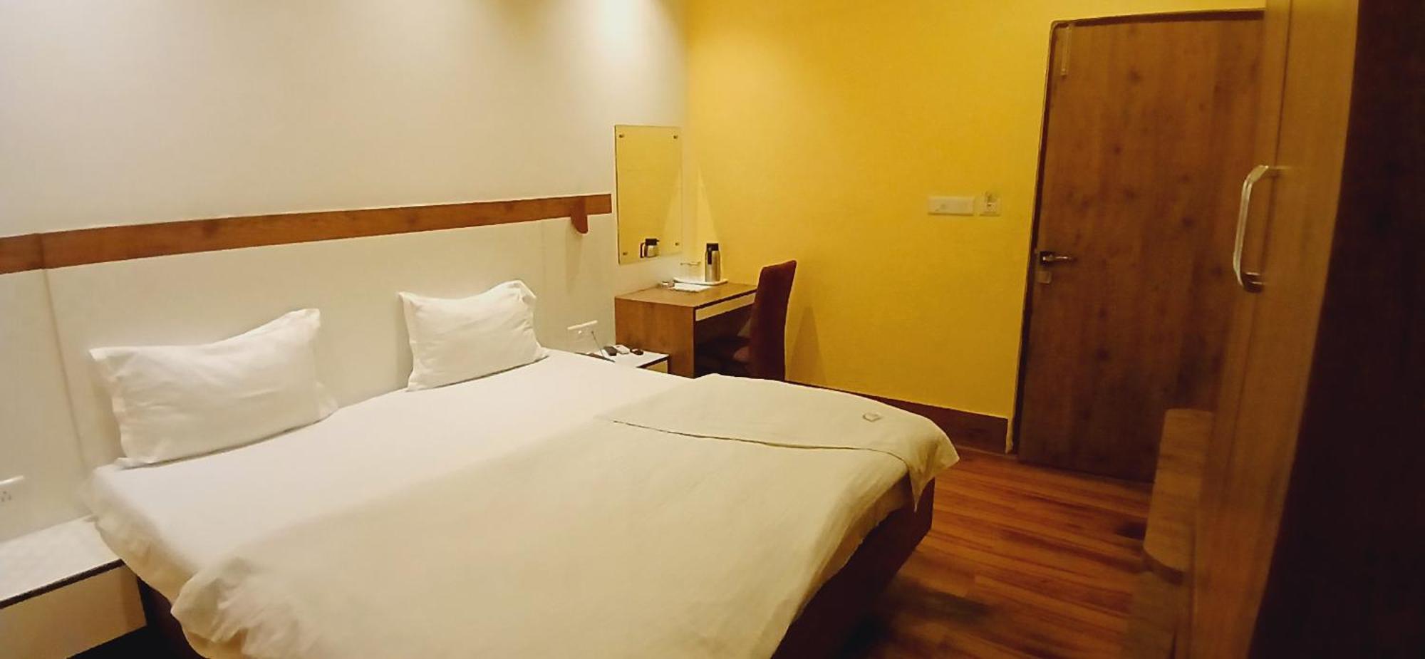 Shivam Hotel Varanasi - Near Kashi Vishwanath Temple With Parking And Lift エクステリア 写真